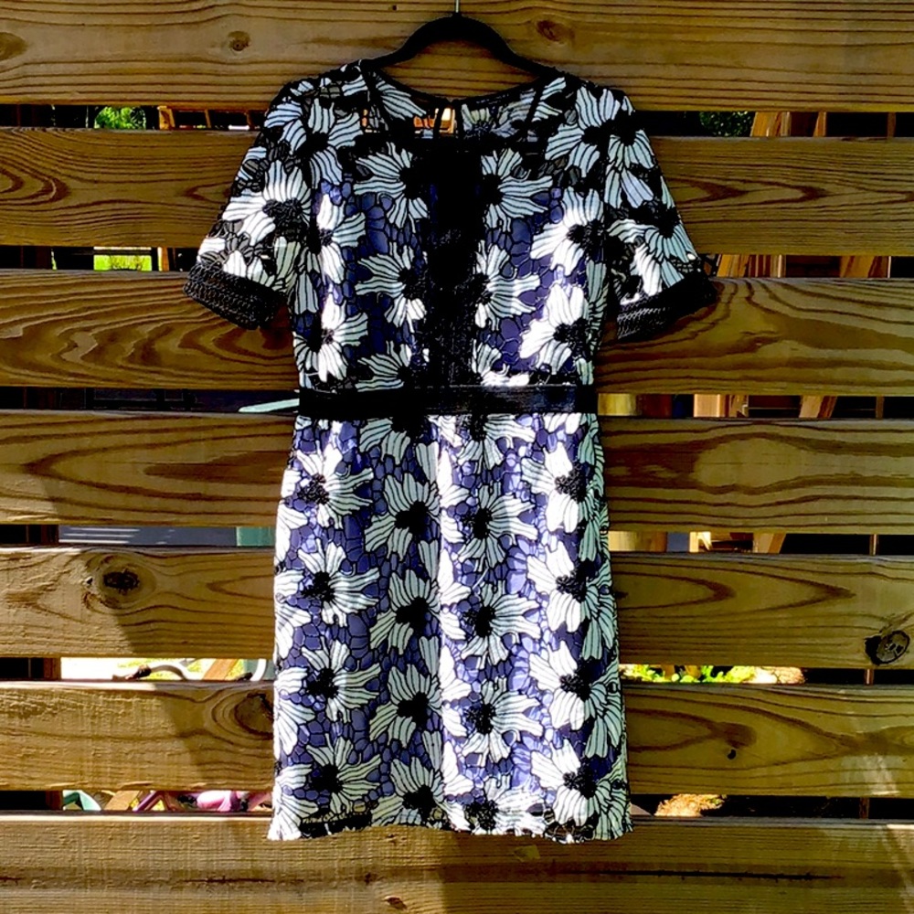 ROMEO&JULIET COUTURE BLACK AND WHITE FLORAL LACE WITH LAVENDER LINING SZ M